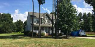 Spacious 4BR/3.5BA Two-Story Home in Queenswood Subdivision Gallery 1