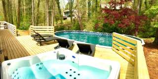 FURNISHED: Modern 6 Bdrm (7 beds) Home with BBQ, Foosball, HotTub & Private Pool - Close To Airport&Downtown Gallery 3