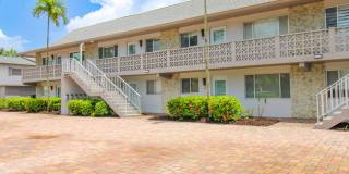 ** CANAL VIEW 2 BEDROOM\2 BATH CONDO ** SEASONAL OR ANNUAL ** BLUE POINT CLOSE TO DOWNTOWN NAPLES AND NAPLES BEAUTIFUL BEACHES ** CANAL BOAT SLIP AVAILABLE ** Gallery 4
