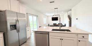 Spacious 4BR Home with Office, Loft & Lake Views Gallery 15