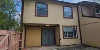 Spacious 3 BR+study/2.5 bath end-unit townhome w/balcony & patio! Gallery 1