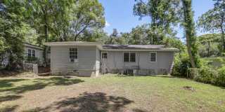 4 bed 2 bath house, Walk to Stadium!! Available July 2026 Gallery 4