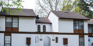 Two-Level Townhome in DeSoto Courts Gallery 1