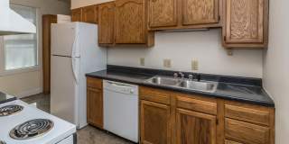 311 E 11th - 5Bed/2Bath - Onsite Parking Available! Gallery 7