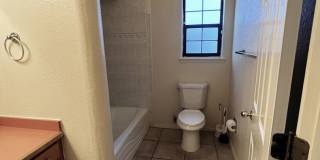 Beautiful 3 Bed 2 Bathroom home with Large Backyard Gallery 1