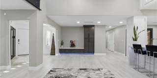 300 E Lacy Lane Gallery 13