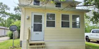 2026 Renovation – Clean, Updated 2-Bedroom Near Shopping & Highways Gallery 1