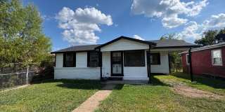 Adorable 3 bedroom/1 bath house with fenced backyard! Gallery 1