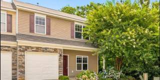 3BR/3BA End-Unit Townhome Near UNC Charlotte Gallery 1