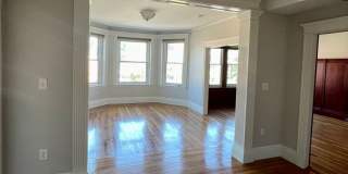 Nice 3 bed in Brookline Gallery 8