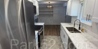 Newly Remodeled 3 Bedroom Duplex Gallery 4