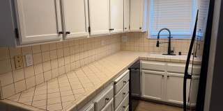 Large renovated Stand alone one bedroom above garage Gallery 8