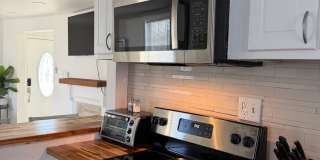 Furnished 2 bed 1 Bath Home Gallery 3