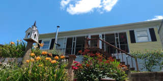 Cute Cottage overlooking Downtown Lansing - Walk to Stores, Park & Creek! Gallery 1