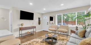 Fully Furnished Sunnyside Townhome | All-Inclusive | Flexible Stays Gallery 18