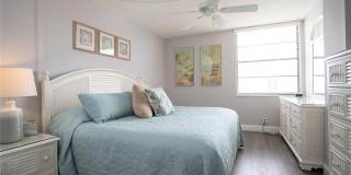 6210 SUN Boulevard Gallery 22
