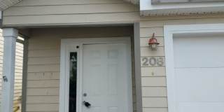 Cute townhome with 3 bd / 2.5 Bath Gallery 1
