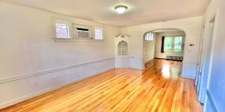 Spacious 6 bedroom 3.5 bath Tudor Townhouse w/Deck close to Georgetown University & Hospital Gallery 10