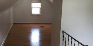 A Charming 3 Bedroom Bungalow, Hardwood Floors, Fenced in Backyard Gallery 15