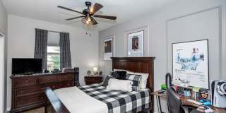 4 BEDROOM POOL & SOLAR HOME! Gallery 27