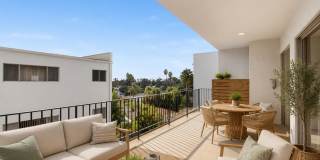 Spacious & Bright 3BR Condo with Bonus Room, Secured Parking & Hollywood History! Gallery 5