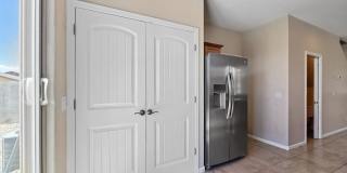Clean and Comfortable 3 bed 2 bath with loft! Gallery 9