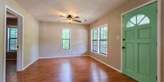 Charming 3 Bed 1.5 Bath home walkable to campus Gallery 5
