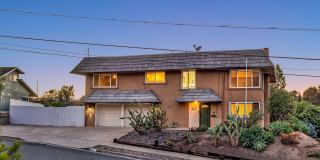 4 Bedrooms, 3 Bathroom, Two Story Home With Pool Gallery 1