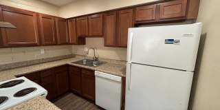 Centrally located 2 Bedroom Townhouse with Enclosed Yard! Gallery 6