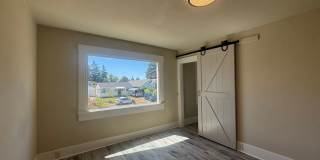 Huge 4 bedroom -A stones throw to PLU! Gallery 27