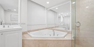 5801 Collins Ave Gallery 23