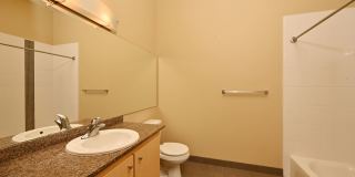 Spacious 2BR/1.75BA Condo in Convenient Location (Central District) Gallery 21