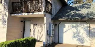 Beautiful Milwaukie Remodeled 3BR Townhome w/ Garage, W/D, Fireplace, and Private Balcony & Patio! Gallery 1
