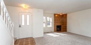 Beautifully Maintained Townhome with Fantastic Amenities Gallery 4