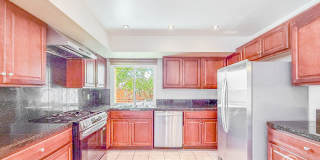 Bright 3B/2BA Condo in La Jolla with Spacious Kitchen and Dual Vanity Primary Bath Gallery 1