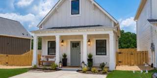 One Bedroom Cottage with Fenced Backyard! Gallery 1