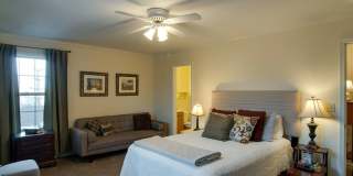 Beautiful 2BR/1.5BA home in a prime location within walking distance to West End and Vanderbilt University. Gallery 23