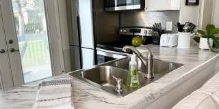 Sparkling Highlands 2 King 1.5 BA close to 264, hospitals, downtown Gallery 12