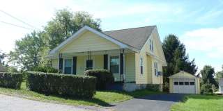 Charming Home with Large Backyard Near Radford University Gallery 1