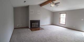 Spacious 3 bedroom w/ fenced yard Gallery 12