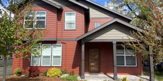 Unique Executive Home in Hood River Gallery 1