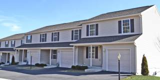 Fantastic Townhome - Pet Friendly (1 pet) with garage and NO MOWING! Gallery 1