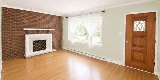 Huge Renovated 3 Bedroom house in hikespoint! Gallery 3