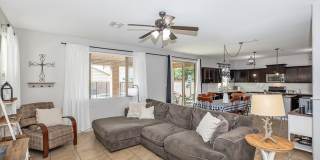 4 BEDROOM POOL & SOLAR HOME! Gallery 5