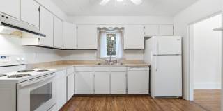 Charming house for rent, with laundry machines included and fenced yard. Gallery 4