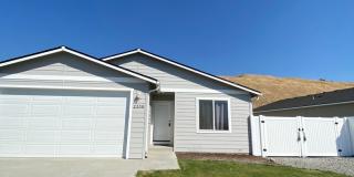Beautiful 3 Bed/2 Bath Home and Half off the Rent on Move In! Gallery 1