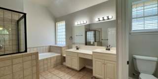 Bright home with big windows & open floorplan available in Circle C Ranch! Gallery 19