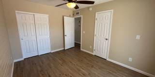 Centrally located 2 Bedroom Townhouse with Enclosed Yard! Gallery 9