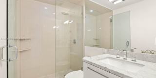 1000 Venetian Way Gallery 26