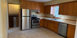 Comfortable, Updated Home in the Heart of Roseville. Avail NOW. *In-Unit Laundry* Gallery 3